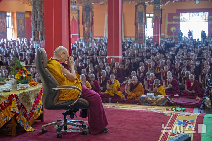 [빌라쿠피=AP/뉴시스] 티베트 정신적 지도자 달라이 라마(왼쪽)가 1월 9일 인도 빌라쿠피의 한 수도원에서 중국 티베트 자치구 지진 피해자들을 위한 기도회를 인도하고 있다. 2025.03.11.