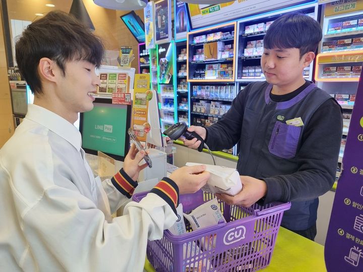 CU 외국인 소비자 상품 구매. (사진=BGF리테일 제공) *재판매 및 DB 금지