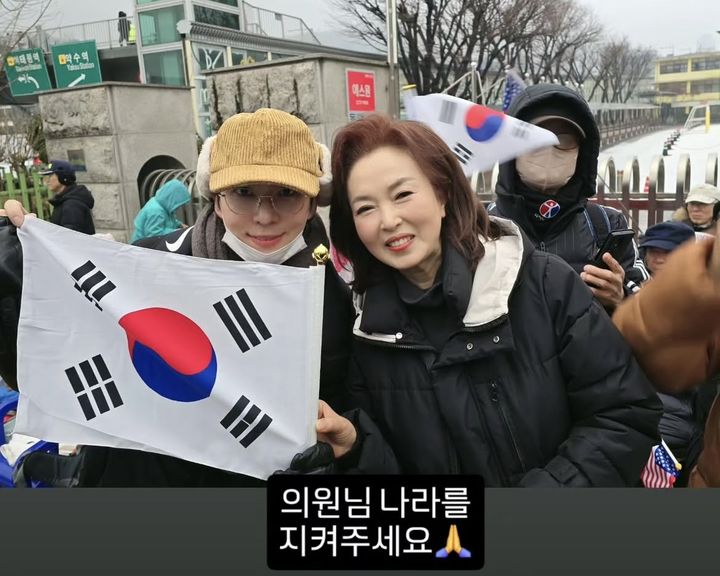 [서울=뉴시스] 비상계엄 옹호 발언으로 뭇매를 맞았던 배우 차강석이 또 한 번 윤석열 대통령을 지지하는 모습. (사진=차강석 인스타그램 캡처) *재판매 및 DB 금지