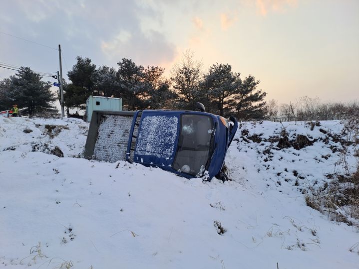 [김제=뉴시스] 지난 8일 전북 김제시 만경읍의 한 도로에서 눈길 미끄러짐으로 인해 1t 트럭과 승용차가 부딪히는 사고가 발생해 1t 트럭이 논밭에 전도돼있다. (사진=전북특별자치도소방본부 제공) 2025.01.09 *재판매 및 DB 금지