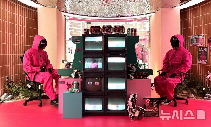 [서울=뉴시스]&nbsp; 도어투성수 '오징어 게임' 시즌2 팝업스토어 내 햇반컵반 '오징어 게임' 스페셜 에디션 포토존. (사진= CJ제일제당 제공) 