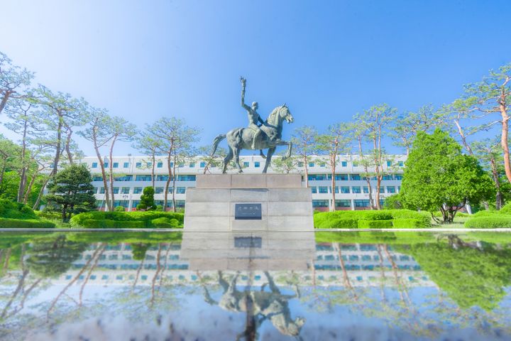 [수원=뉴시스] 아주대학교 상징물 선구자상. (사진=아주대 제공) 2025.01.09. photo@newsis.com *재판매 및 DB 금지