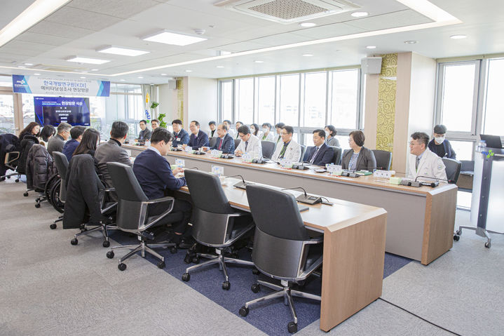 [부산=뉴시스] 한국개발연구원(KDI) 연구진이 8일 오후 부산 서구 부산대병원 회의실에서 '지역완결형 글로벌 허브 메디컬센터 구축사업' 설명을 청취하고 있다. (사진=부산대병원 제공) 2025.01.09. photo@newsis.com *재판매 및 DB 금지