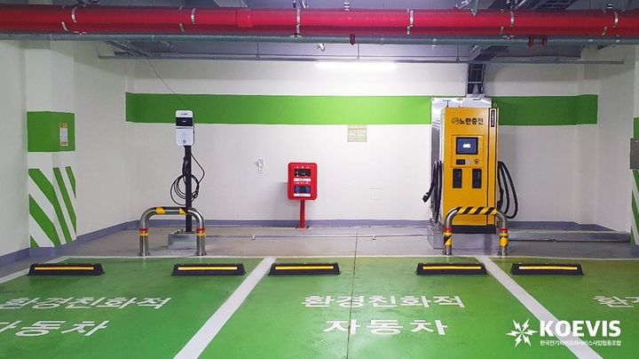 [서울=뉴시스] 삼전근린공원 공영주차장 내 설치된 '노란충전' 급속충전기. (사진=한국전기차인프라서비스사업협동조합) 2025.01.09. *재판매 및 DB 금지