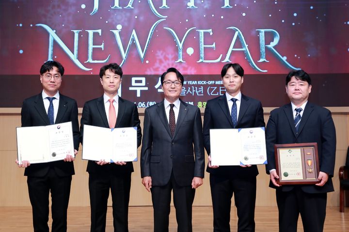 (왼쪽부터) 이병재 대학일자리본부 팀장, 신승복 사무처 건축안전관리팀 과장, 제해종 총장, 이경호 기획처 IR센터 평가팀 주임, 허기영 체육문화센터 과장. (사진=삼육대 제공) *재판매 및 DB 금지