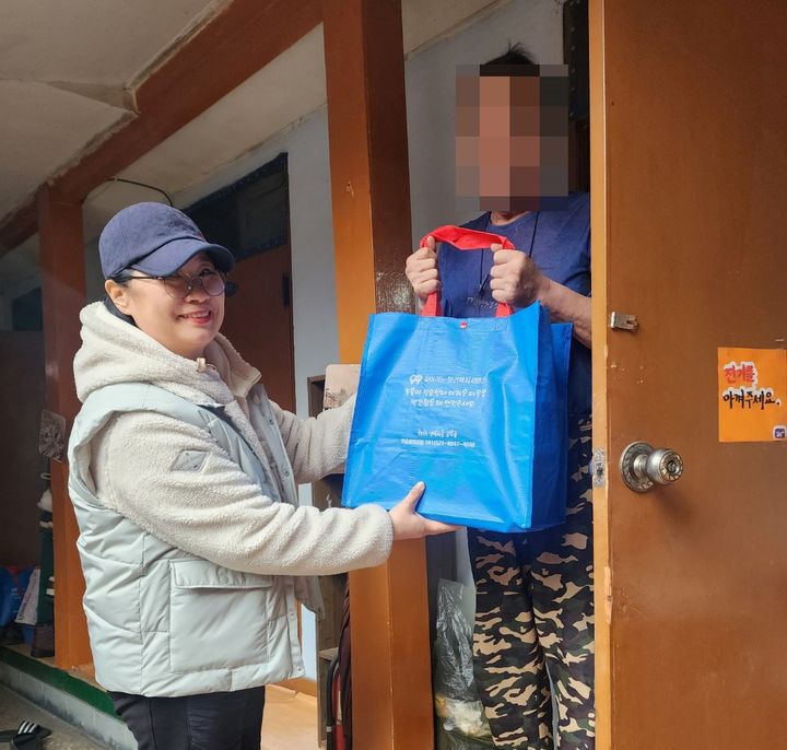 [천안=뉴시스] 충남 천안시 중앙동 행복키움지원단이 취약계층에게 후원물품을 전달하고 있다. (사진=천안시 제공) 2025.01.09. photo@newsis.com *재판매 및 DB 금지