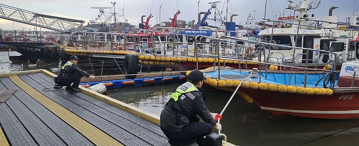 [보령=뉴시스] 보령해양경찰서(보령해경)가 낚시어선의 고박 상태를 점검하고 있다. (사진=보령해양경찰서 제공) 2025.01.15. photo@newsis.com *재판매 및 DB 금지