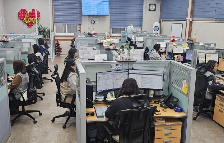 [제주=뉴시스] 제주시 연동에 위치한 120만덕콜센터 직원들이 9일 전화연결과 민원절차 안내 등의 상담을 진행하고 있다. (사진=제주도 제공) 2025.01.09. photo@newsis.com *재판매 및 DB 금지