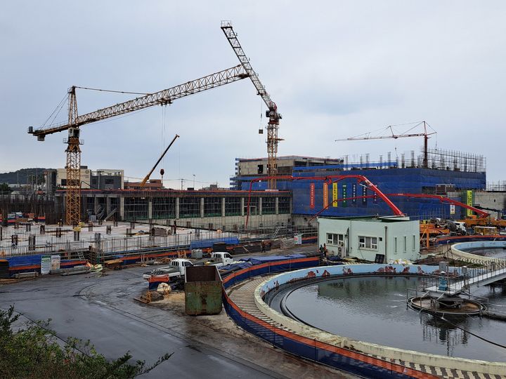 [제주=뉴시스] 제주시 도두동 제주하수처리장 현대화사업이 지난해 말 기준 26%의 공정률을 보이고 있다. (사진=제주도 제공) 2025.01.09. photo@newsis.com *재판매 및 DB 금지