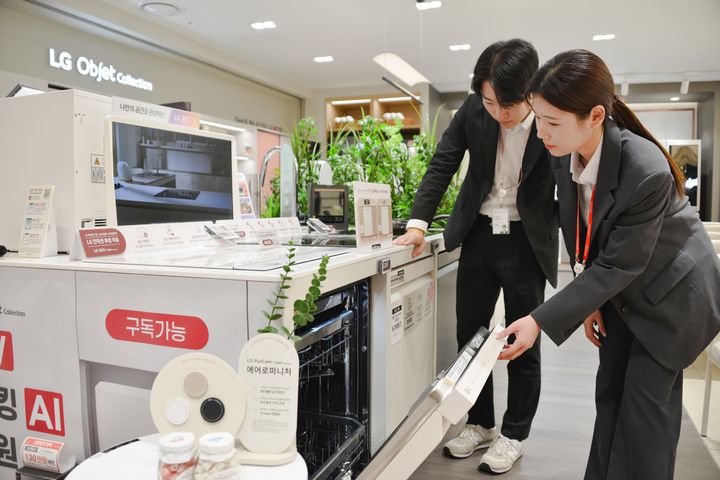 [부산=뉴시스] 롯데백화점 부산본점 LG전자 매장을 찾은 고객들이 구독가능한 식기세척기를 살펴보고 있다. (사진=롯데백화점 제공) 2025.01.09. photo@newsis.com&nbsp; *재판매 및 DB 금지