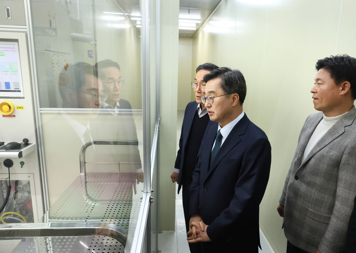 [수원=뉴시스] 9일 오전 온세미코리아에서 김동연 경기도지사, 강병곤 온세미코리아 대표, 조용익 부천시장이 산업 현장을 참관하고 있다.(사진=경기도 제공) 2025.01.09. photo@newsis.com *재판매 및 DB 금지