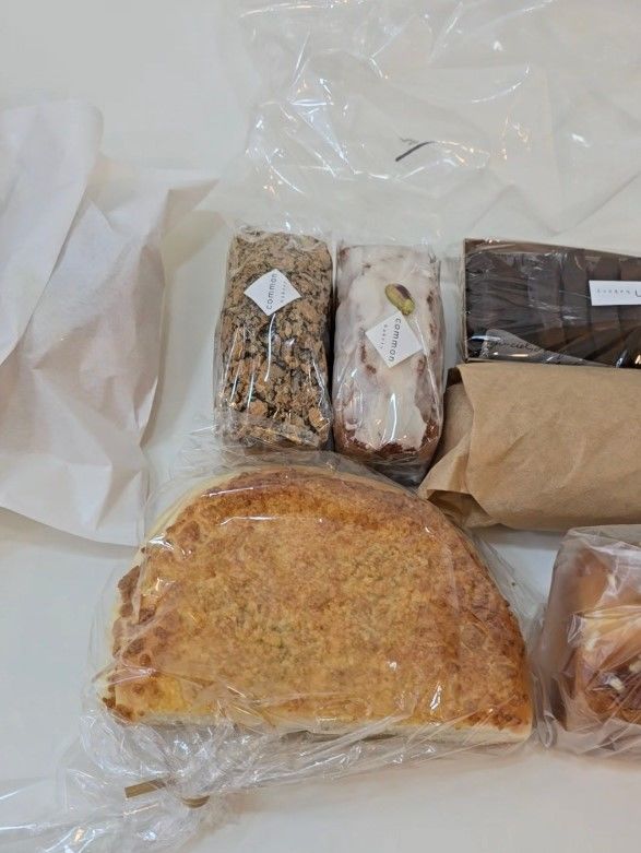 [서울=뉴시스] 퀵 기사가 주고 간 빵 (사진= '아프니까 사장이다' 캡처 ) 2025.01.09. photo@newsis.com *재판매 및 DB 금지