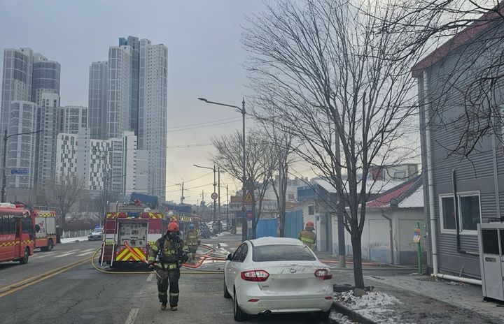 [천안=뉴시스] 천안 서북구 성정동 한 단독주택에서 불이 나 20분만에 진화됐다. (사진=독자 제공) 2024.01.09. photo@newsis.com *재판매 및 DB 금지