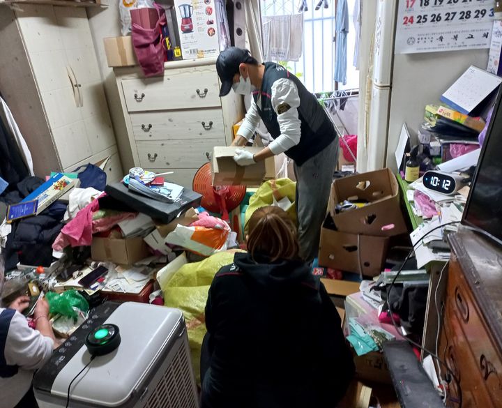 [인천=뉴시스] 인천 남동구가 홀몸어르신 주거환경 개선을 진행하고 있다. (사진=남동구 제공) 2025.01.09. photo@newsis.com *재판매 및 DB 금지