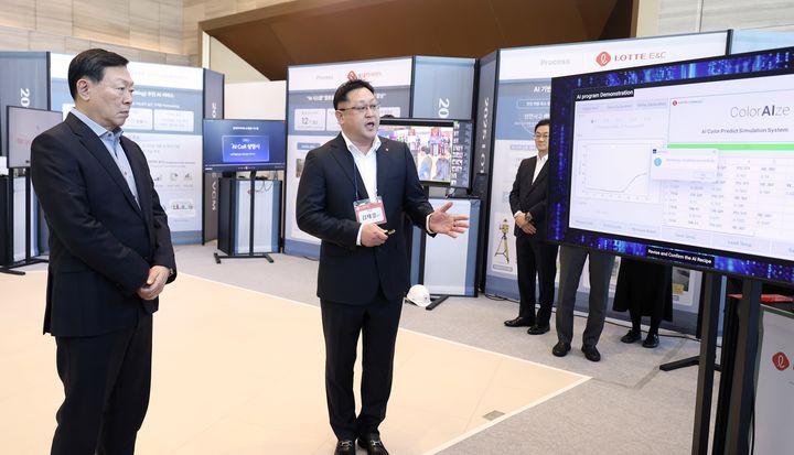 신동빈 롯데 회장(왼쪽)이 9일 오후 '2025 상반기 VCM' 본 회의 앞서 열린 'AI 과제 쇼케이스'에서 롯데케미칼의 'AI 기반 컬러 예측 시스템'에 대한 설명을 듣고 있다. (사진=롯데지주 제공) *재판매 및 DB 금지