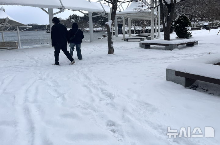 [군산=뉴시스] 김얼 기자 = 연일 전북지역에 눈이 내리고 있는 9일 전북 군산시 은파호수공원 바닥에 눈이 쌓여 있다. 2025.01.09. pmkeul@newsis.com