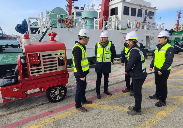 [부산=뉴시스] 9일 부산항만공사는 신년을 맞이해 부산항 신항의 안전관리 실태를 점검하고 있다. (사진=부산항만공사 제공) 2025.01.09. photo@newsis.com *재판매 및 DB 금지