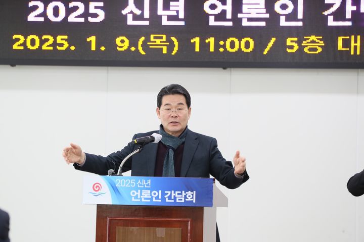 9일 2025 신년 언론인 간담회 하는 권익현 부안군수 *재판매 및 DB 금지