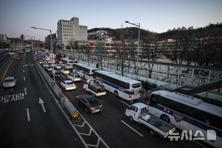 [서울=뉴시스] 정병혁 기자 = 9일 서울 용산구 대통령 관저 인근에 경찰버스가 줄지어 서있다. 2025.01.09. jhope@newsis.com