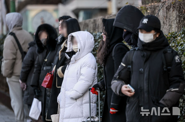 [서울=뉴시스] 정병혁 기자 = 기온이 영하 10도 아래로 내려가는 추운 날씨를 보인 9일 서울 용산구 한남대로 인근 인도에서 두꺼운 옷차림을 한 시민들이 이동하고 있다. 2025.01.09. jhope@newsis.com