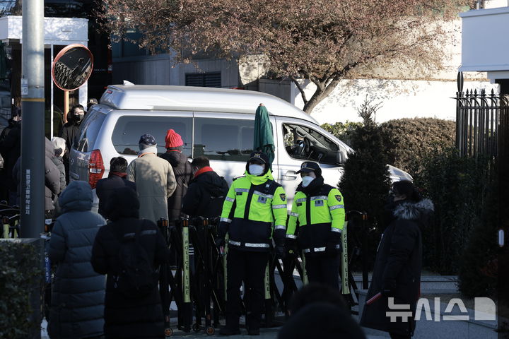 [서울=뉴시스] 정병혁 기자 = 9일 서울 용산구 대통령 관저로 차량이 들어가고 있다.2025.01.09. jhope@newsis.com