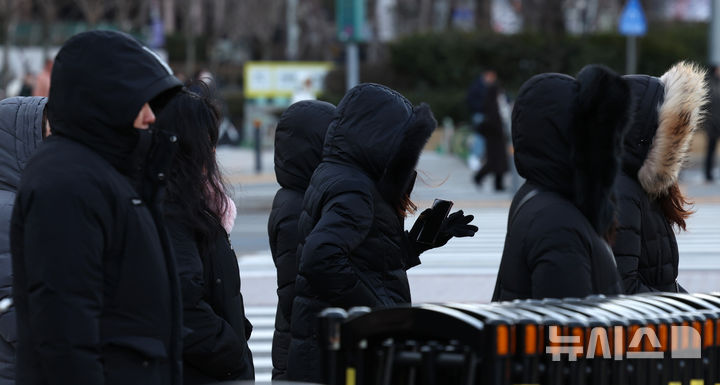 [서울=뉴시스] 이영환 기자 = 올겨울 들어 가장 추운 날씨를 보인 9일 오전 서울 종로구 광화문 네거리에서 두꺼운 옷을 입은 시민들이 신호를 기다리고 있다. 2025.01.09. 20hwan@newsis.com