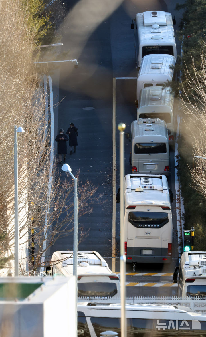 [서울=뉴시스] 김금보 기자 = 9일 오전 서울 용산구 한남동 대통령 관저에 삼엄한 경비가 이뤄지고 있다. 2025.01.09. kgb@newsis.com