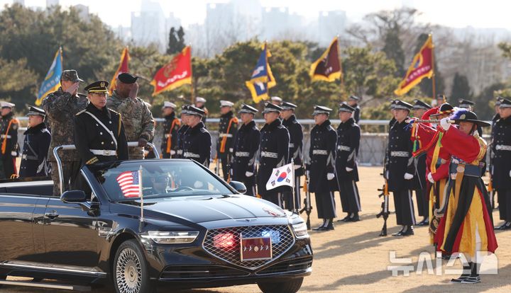 [서울=뉴시스] 홍효식 기자 = 김명수 합참의장과 제이비어 브런슨 신임 한미연합군사령관이 9일 오전 서울 용산구 국방부 연병장에서 열린 환영 의장 행사에서 의장대를 사열하고 있다. 2025.01.09. yesphoto@newsis.com