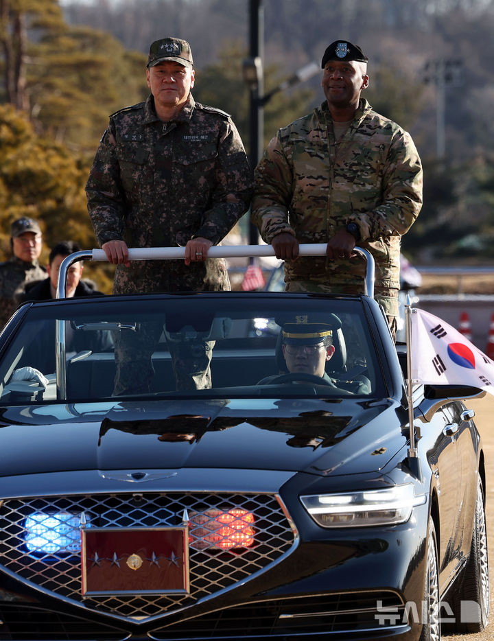 [서울=뉴시스] 홍효식 기자 = 김명수 합참의장과 제이비어 브런슨 신임 한미연합군사령관이 9일 오전 서울 용산구 국방부 연병장에서 열린 환영 의장 행사에서 열병 차량에 탑승해 있다. 2025.01.09. yesphoto@newsis.com