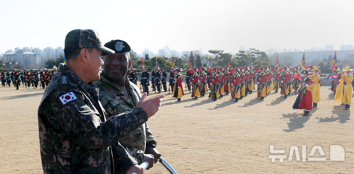 [서울=뉴시스] 홍효식 기자 = 김명수 합참의장과 제이비어 브런슨 신임 한미연합군사령관이 9일 오전 서울 용산구 국방부 연병장에서 열린 환영 의장 행사에서 의장대를 사열하며 대화하고 있다. 2025.01.09. yesphoto@newsis.com