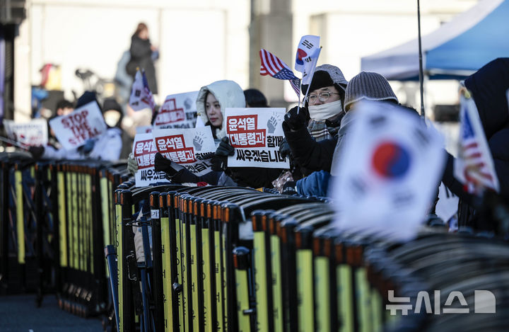 [서울=뉴시스] 정병혁 기자 = 9일 서울 용산구 대통령 관저 인근에서 시민들이 태극기와 성조기를 들고 있다. 2025.01.09. jhope@newsis.com