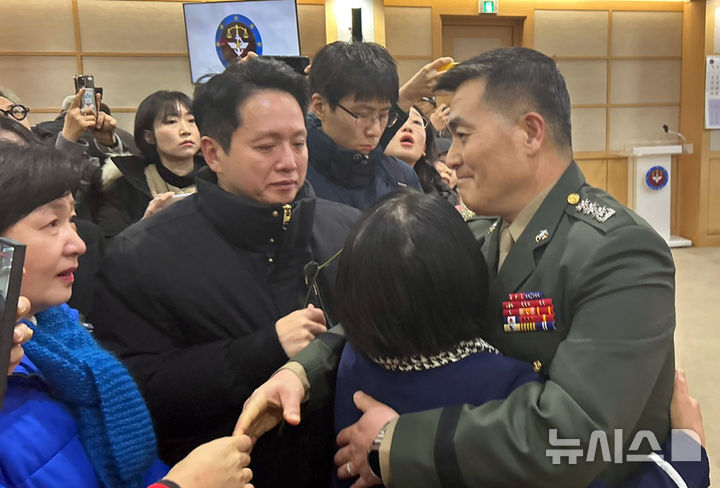 [서울=뉴시스] 이지민 수습기자 = 해병대 채상병 순직사건과 관련해 항명 및 상관명예훼손 혐의로 기소된 박정훈 전 해병대 수사단장(대령)이 9일 오전 서울 용산 중앙지역군사법원에서 열린 1심 선고공판에서 무죄를 선고 받은 뒤 축하를 받고 있다. 2025.01.09. ezmin@newsis.com