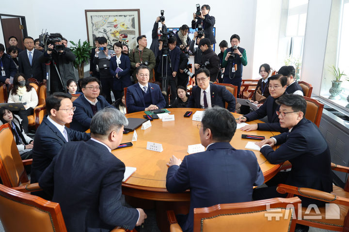 [서울=뉴시스] 권창회 기자 = 9일 오전 서울 여의도 국회에서 열린 국회 정부 국정협의체 실무협의에서 조오섭 국회의장 비서실장을 비롯한 참석자들이 대화를 나누고 있다. 2025.01.09. kch0523@newsis.com