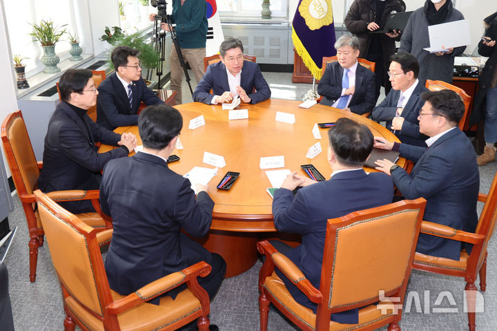 [서울=뉴시스] 권창회 기자 = 9일 오전 서울 여의도 국회에서 열린 국회 정부 국정협의체 실무협의에서 조오섭 국회의장 비서실장을 비롯한 참석자들이 대화를 나누고 있다. 2025.01.09. kch0523@newsis.com