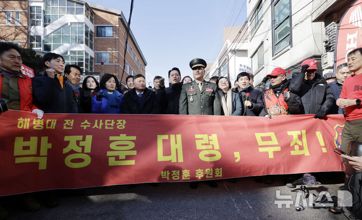 [서울=뉴시스] 최동준 기자 = 박정훈 전 해병대 수사단장(대령)이 9일 서울 용산구 군사법원에서 열린 선고 공판에서 무죄를 선고받은 뒤 기자회견에 참석해 있다. 2025.01.09. photocdj@newsis.com