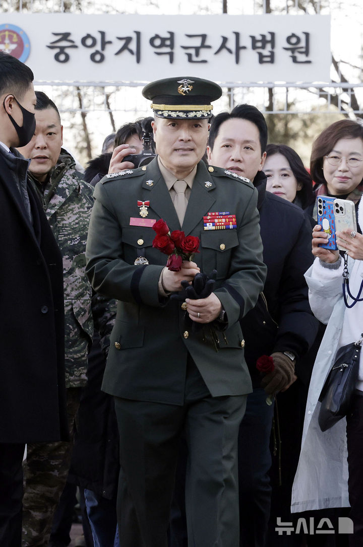 [서울=뉴시스] 최동준 기자 = 박정훈 전 해병대 수사단장(대령)이 9일 서울 용산구 군사법원에서 열린 선고 공판에서 무죄를 선고받은 뒤 법원을 나서고 있다. 2025.01.09. photocdj@newsis.com