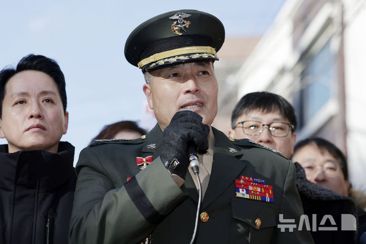 [서울=뉴시스] 최동준 기자 = 박정훈 전 해병대 수사단장(대령)이 지난 1월 9일 서울 용산구 군사법원에서 열린 선고 공판에서 무죄를 선고받은 뒤 인사말을 하고 있다. 2025.04.18. photocdj@newsis.com