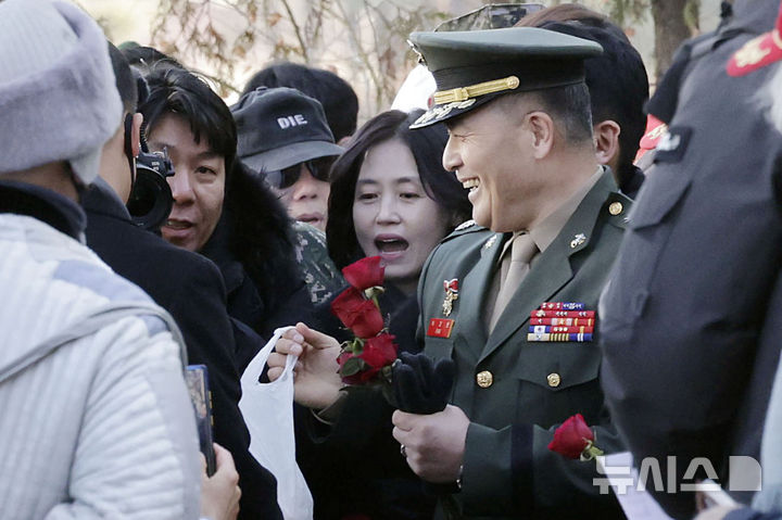 [서울=뉴시스] 최동준 기자 = 박정훈 전 해병대 수사단장(대령)이 9일 서울 용산구 군사법원에서 열린 선고 공판에서 무죄를 선고받은 뒤 해병대 동료들과 인사를 나누고 있다. 2025.01.09. photocdj@newsis.com