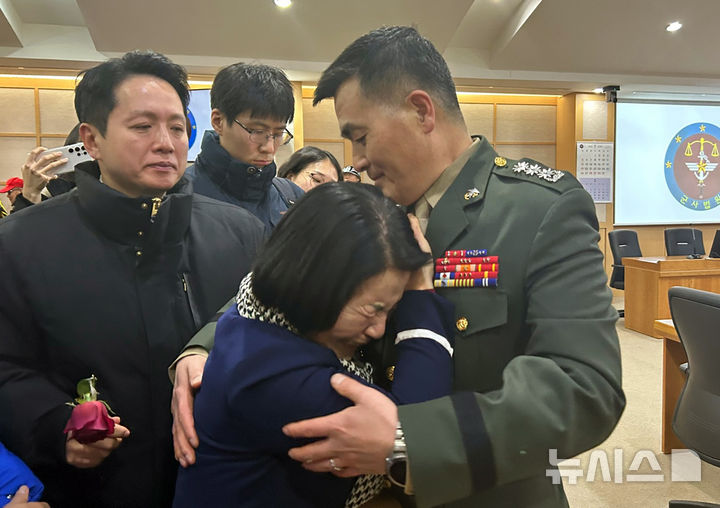 [서울=뉴시스] 이지민 수습기자 = 해병대 채상병 순직사건과 관련해 항명 및 상관명예훼손 혐의로 기소된 박정훈 전 해병대 수사단장(대령)이 9일 오전 서울 용산 중앙지역군사법원에서 열린 1심 선고공판에서 무죄를 선고 받은 뒤 모친 김봉순 여사로부터 축하를 받고 있다. 2025.01.09. ezmin@newsis.com