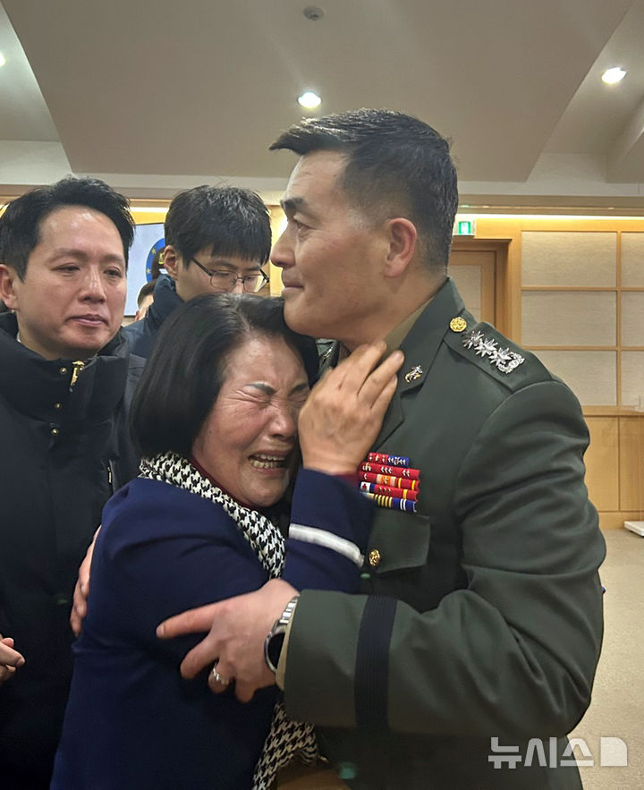 [서울=뉴시스] 이지민 수습기자 = 해병대 채상병 순직사건과 관련해 항명 및 상관명예훼손 혐의로 기소된 박정훈 전 해병대 수사단장(대령)이 9일 오전 서울 용산 중앙지역군사법원에서 열린 1심 선고공판에서 무죄를 선고 받은 뒤 모친 김봉순 여사로부터 축하를 받고 있다. 2025.01.09. ezmin@newsis.com