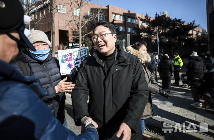 [서울=뉴시스] 정병혁 기자 = 천하람 개혁신당 원내대표가 9일 서울 용산구 대통령 관저 인근에서 열린 해병대예비역연대 반국가세력 윤석열 처단 집회에 참석하고 있다. 2025.01.09. jhope@newsis.com