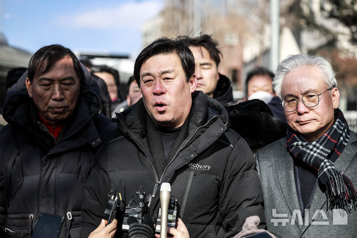 [서울=뉴시스] 정병혁 기자 = 김선동 국민의힘 도봉구 당협위원장을 비롯한 대통령 탄핵을 반대하는 국민의힘 당협위원장들이 9일 서울 용산구 대통령 관저 앞에 모인 취재진에게 입장을 밝히고 있다. 2025.01.09. jhope@newsis.com