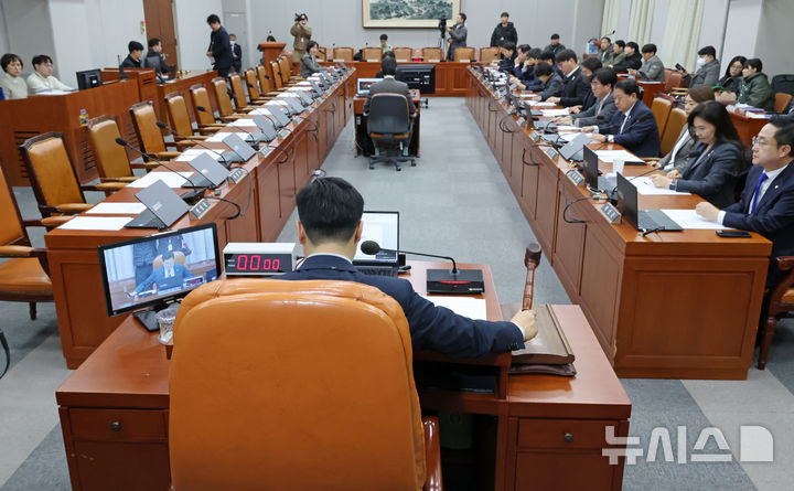 [서울=뉴시스] 조성우 기자 = 9일 오후 서울 여의도 국회에서 열린 운영위원회 전체회의에서 박찬대 위원장이 개의 선언을 하며 의사봉을 두드리고 있다. 현안질의 관련 증인 추가 출석요구의 건과 대통령 관저 이전 관련 감사원에 대한 감사요구안 등 처리를 위해 열린 이날 운영위원회에 국민의힘 의원들은 불참했다. 2025.01.09. xconfind@newsis.com