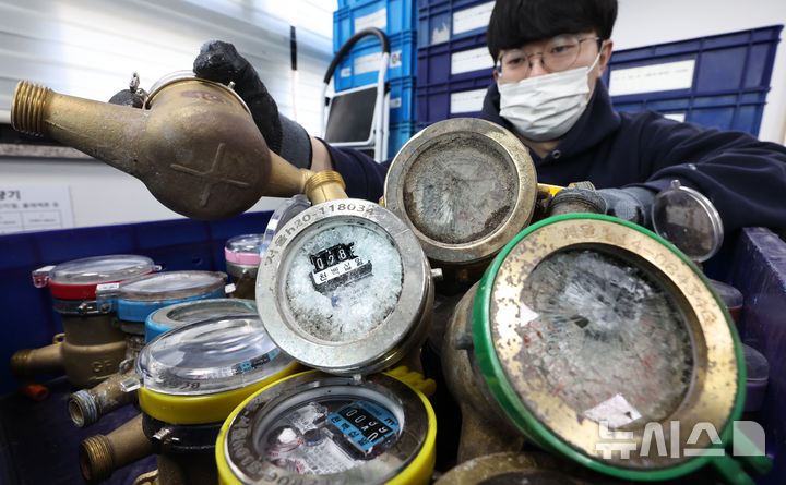 [서울=뉴시스] 김금보 기자 = 서울시에 올겨울 첫 수도계량기 '동파 경계' 단계가 발령된 지난 9일 오후 서울 강북구 북부수도사업소에서 직원이 동파된 계량기를 정리하고 있다. 2025.01.08. kgb@newsis.com