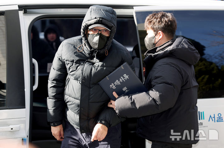 [서울=뉴시스] 김진아 기자 = 2018년 지방 선거 과정에서 억대의 불법 정치자금을 수수한 혐의를 받는 '건진법사' 전성배 씨가 9일 서울 양천구 서울남부지방법원에서 열린 영장실질심사(구속 전 피의자심문)에 출석하고 있다. 2025.01.09. bluesoda@newsis.com