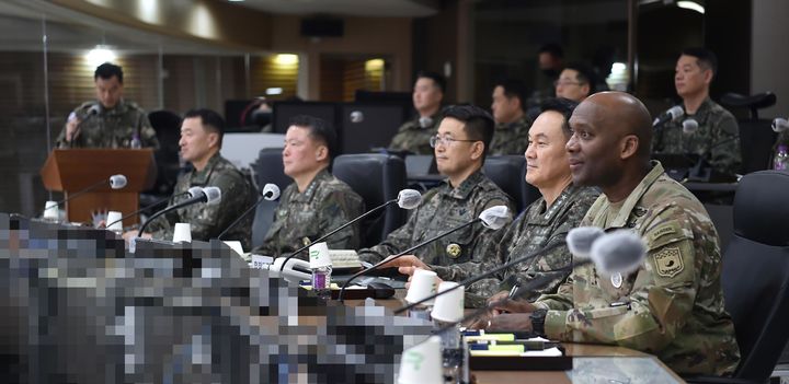 [서울=뉴시스] 김명수 합참의장과 제이비어 브런슨 신임 한미연합군사령관이 9일 서울 용산구 합참에서 군사대비태세 현황을 보고받고 있다. (사진=합참 제공) 2025.01.09. photo@newsis.com *재판매 및 DB 금지