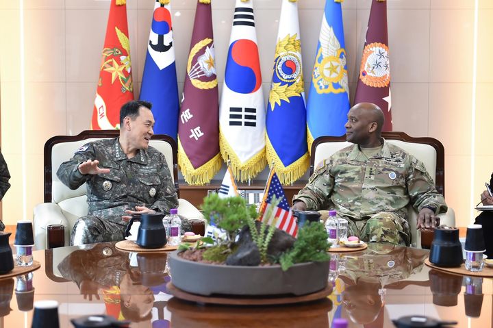 [서울=뉴시스] 김명수 합참의장과 제이비어 브런슨 신임 한미연합군사령관이 9일 서울 용산구 합참에서 최근 한반도 안보정세와 한미동맹 현안에 대해 논의하고 있다. (사진=합참 제공) 2025.01.09. photo@newsis.com *재판매 및 DB 금지