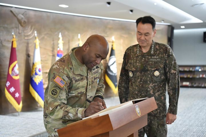 [서울=뉴시스] 제이비어 브런슨 신임 한미연합군사령관이 9일 서울 용산구 합참을 방문해 방명록을 작성하고 있다. 오른쪽은 김명수 합참의장. (사진=합참 제공) 2025.01.09. photo@newsis.com *재판매 및 DB 금지