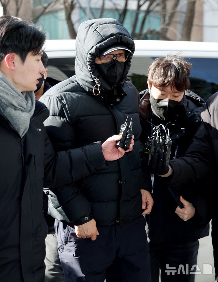 [서울=뉴시스] 김진아 기자 = 2018년 지방 선거 과정에서 억대의 불법 정치자금을 수수한 혐의를 받는 '건진법사' 전영배 씨가 9일 서울 양천구 서울남부지방법원에서 열린 영장실질심사(구속 전 피의자심문)에 출석하고 있다. 2025.01.09. bluesoda@newsis.com