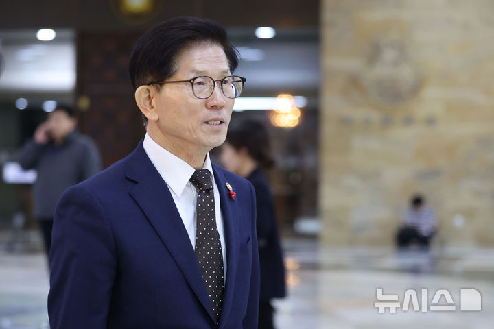 [서울=뉴시스] 권창회 기자 = 김문수 고용노동부 장관이 지난 9일 오후 서울 여의도 국회에서 열린 본회의에 참석하기 위해 이동하고 있는 모습. 2025.01.09. kch0523@newsis.com